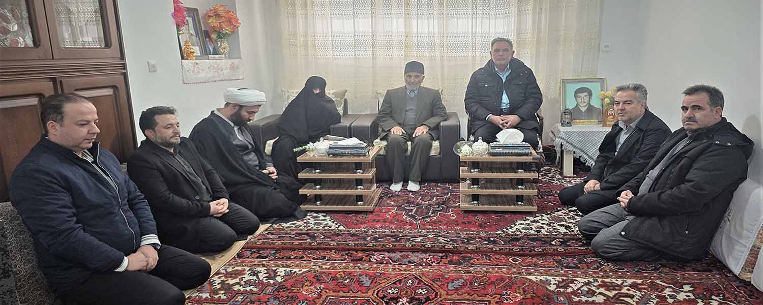 تجلیل از مقام شامخ شهدا و دیدار با  خانواده ای معظم شهدا به مناسبت گرامیداشت دهه مبارک فجر